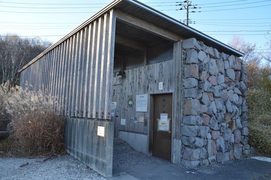 駐車場の公衆トイレ
